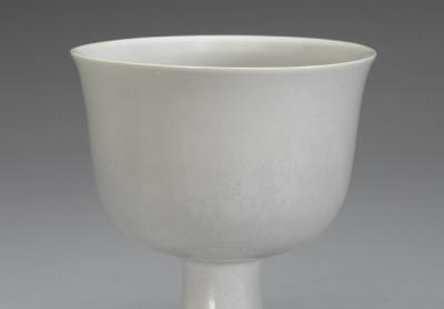 图片[2]-Stem bowl with lotus and eight treasures decoration in sweet-white glaze, Ming dynasty, Yongle reign (1403-1424)-China Archive